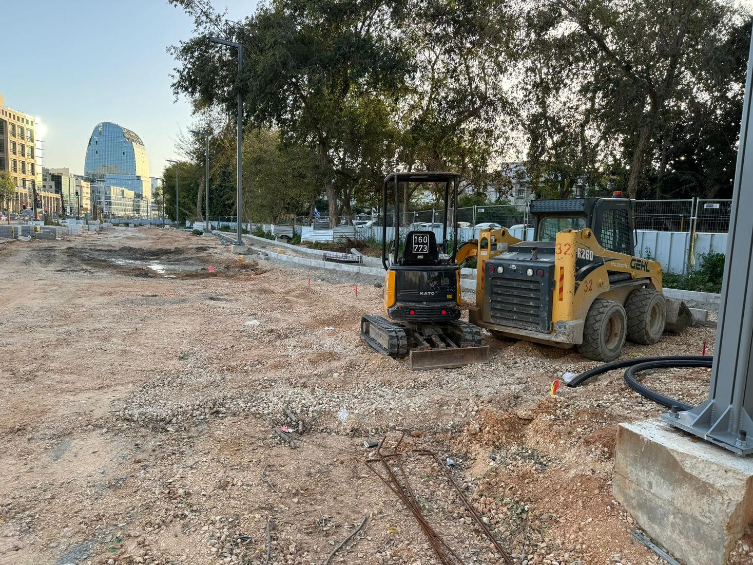 מיני מחפרון ובובקט באתר עבודות תשתית עירוניות בתל אביב