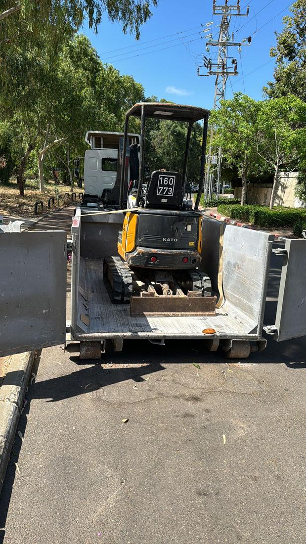 מיני מחפרון KATO צהוב עמוס ומקובע על מכולת הובלה