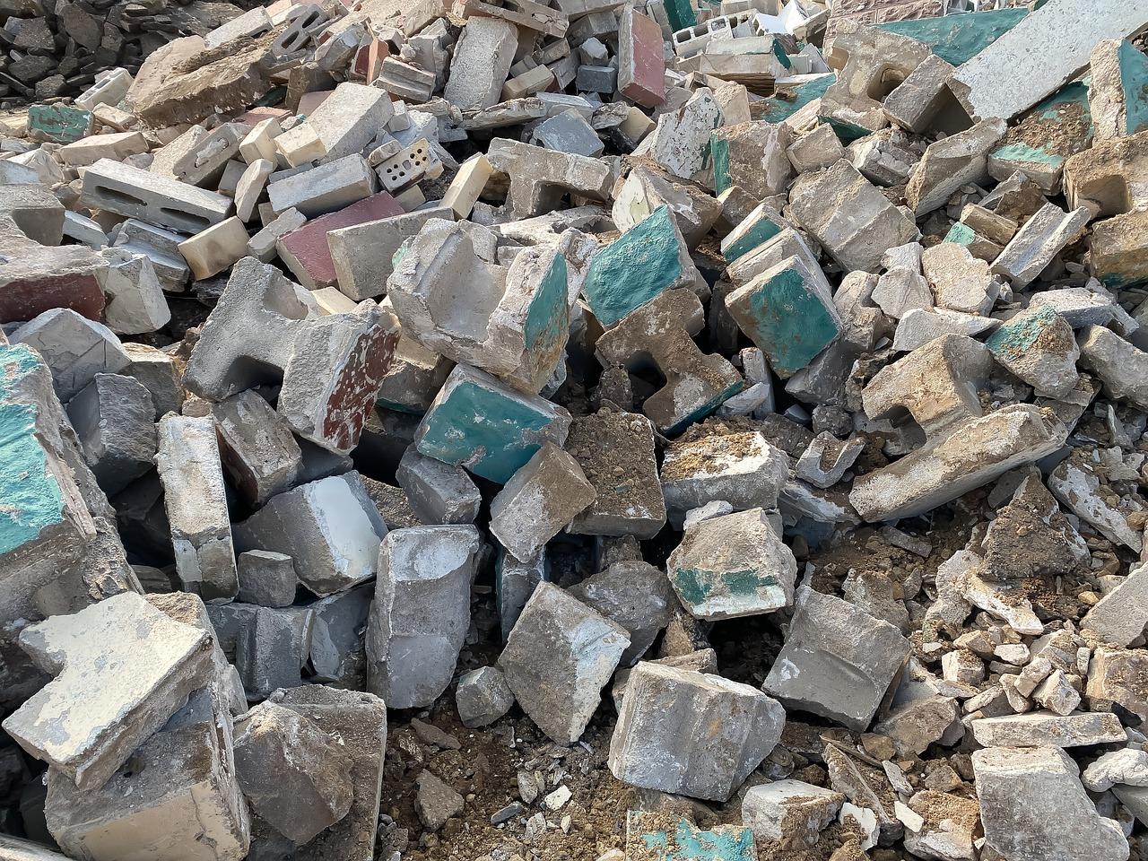 ערמת שברי בלוקים ובטון מהריסת מבנה, מקרוב